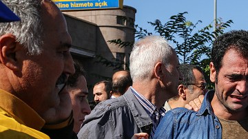 Un sobreviviente llora en el sitio de una explosión en Ankara, Turquía.