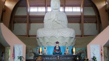 El monasterio Chuang Yen, en Carmel, es visitado por latinos que buscan tranquilidad o iniciarse en la religión budista.