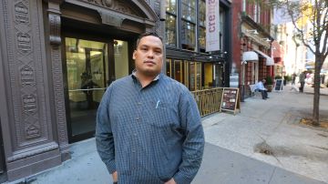 Carlos Preciado, gerente del restaurante mexicano Crema, en Chelsea, fue víctima de un robo con machetes en ese local en 2014. (Mariela Lombard / El Diario)