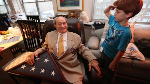 Veterano del US Army, Sottero Matta, 96 con su mujer, Felicita Torres Matta, 89, Hijo, David y bisnieto Daniel Matta en su casa de Manhattan.
Foto Credito: Mariela Lombard / El Diario.