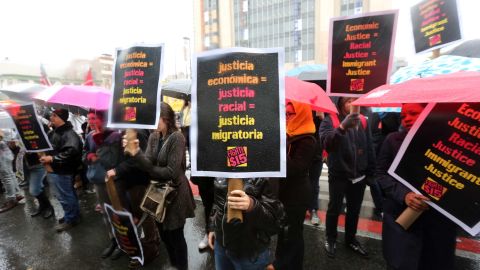 Cientros protestan en Harlem por los derechos de los trabajadores y el incremento a $15 dolares la hora. Demostraciones en todo el pais.
Foto Credito: Mariela Lombard / El Diario.