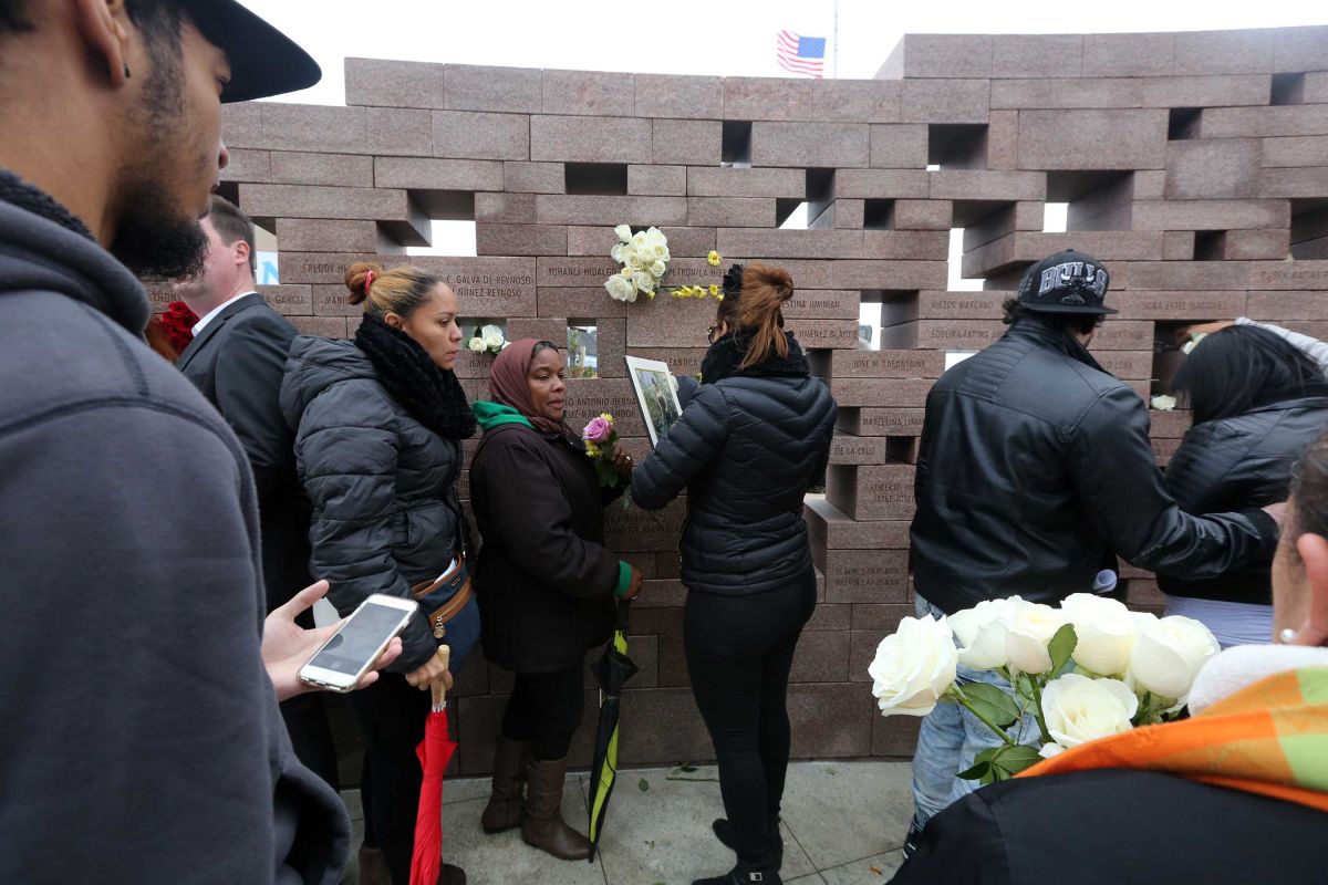 Cada año, familiares de las víctimas se reúnen en el Memorial del Vuelo 587, en Rockaways, Queens.