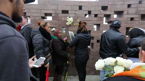 Familiares se reunieron en el Memorial del Vuelo 587, donde el Alcalde Bill de Blasio, Asambleista Guillermo Linares y la Presidenta del Concejo Melissa Mark-Viverito acudieron para presentar sus respetos en Rockaways, Queens.
El vuelo 587 de American Airlines se estrello en el 2001, matando a todos los pasajeros y que iba con destino a la Republica Dominicana.
Foto Credito: Mariela Lombard / El Diario.