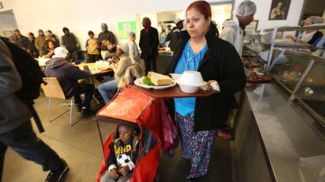 Madeline Burdier con su hijo, Jose Luis esperan su turno para recibir alimentos en Brooklyn.
Foto Credito: Mariela Lombard / El Diario.