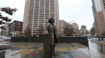 El monumento a Frederick Douglass en la calle 110 con Central Park West.