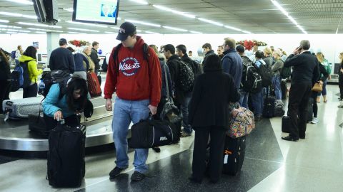 PASAJEROS EN AEROPUERTO INTERNACIONAL O'HARE EN CHICAGO