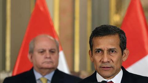 El presidente de Perú, Ollanta Humala (c), habla acompañado por el presidente del Consejo de Ministros, Pedro Cateriano (i), y la ministra de Relaciones Exteriores, Ana María Sánchez (d).