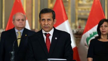 El presidente de Perú, Ollanta Humala (c), habla acompañado por el presidente del Consejo de Ministros, Pedro Cateriano (i), y la ministra de Relaciones Exteriores, Ana María Sánchez (d).