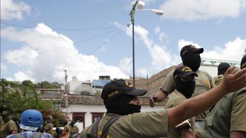 Un choque entre policías comunitarios y presuntos miembros de un grupo de narcotraficantes en la sierra de Guerrero dejó al menos 3 muertos y 7 heridos.