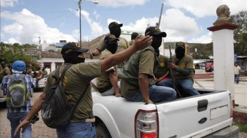 Un choque entre policías comunitarios y presuntos miembros de un grupo de narcotraficantes en la sierra de Guerrero dejó al menos 3 muertos y 7 heridos.