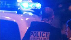 Dos personas son escoltadas por la policía francesa junto a la discoteca Bataclan.