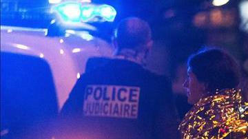 Dos personas son escoltadas por la policía francesa junto a la discoteca Bataclan.