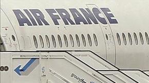 Un vuelo de Air France es examinado en tierra.