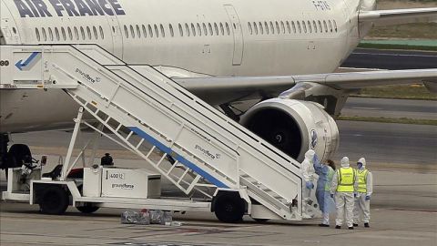 Un vuelo de Air France es examinado en tierra.