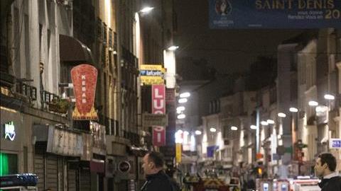 Policías participan en una operación antiterrorista en Saint Denis cerca de París.