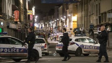 Policías participan en una operación antiterrorista en Saint Denis cerca de París.