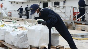 La Guardia Costera de EEUU decomisó 22 fardos de cocaína, con un peso de 1,135 libras, durante una operación en aguas del Caribe.