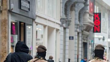 Soldados patrullan una calle comercial en Bruselas.