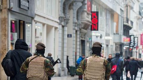 Soldados patrullan una calle comercial en Bruselas.