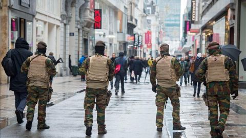 Soldados patrullan una calle comercial en Bruselas.