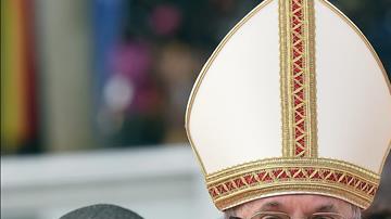 El Papa Franciso, hoy a su llegada a la Misa en el santuario anglicano de los mártires de Namugongo, cerca de Kampala, en Uganda.