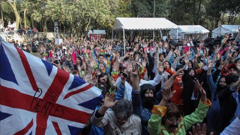 Cientos de personas vestidas como los integrantes de la banda británica The Beatles batieron el récord Guinnes en Ciudad de México.