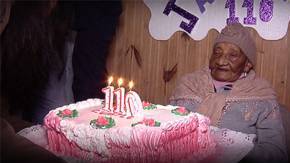 Jacinta Silva, en una imagen de su cumpleaños 110, vive con dos de sus nueve hijos.