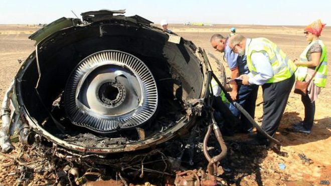 Los investigadores egipcios estuvieron entre los primeros en llegar a la escena del accidente del Metrojet Airbus A321.