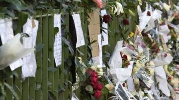 En París se siguen depositando flores y mensajes cerca de la sala de conciertos Bataclan donde murieron 89 personas.