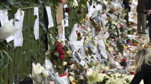 En París se siguen depositando flores y mensajes cerca de la sala de conciertos Bataclan donde murieron 89 personas.