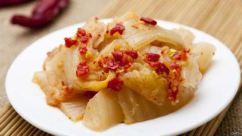 El kimchi de Corea del Norte es menos rojo y menos picante que la versión del mismo platillo de Corea del Sur.