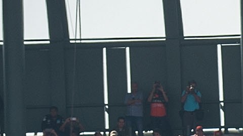 El Gran Premio de México de Fórmula 1 fue un exito rotundo en los graderíos. Aquí, la postal más típica de la carrera, con la salida del estadio y el Palacio de los Deportes en el fondo.