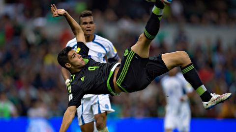 Raúl Jiménez intenta una chilena en el partido ante El Salvador.