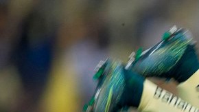 La voltereta de Paul Aguilar tras anotar el 2-1.