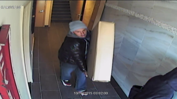 Uno de los sospechosos de robarse varios paquetes de edificios de Brooklyn con su mujer.