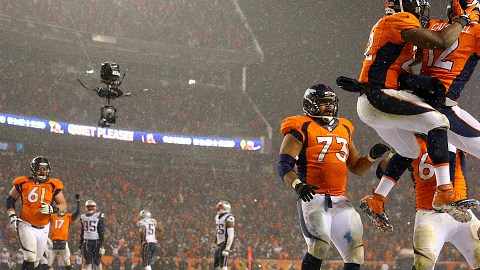 Andre Caldwell celebra con Mike Anderson (22) el touchdown que puso a los Broncos arriba en el marcador de un partido memorable contra los Patriots.