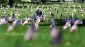 Familiares brindan flores a sus seres queridos en el Cementerio de Veteranos de Westwood.