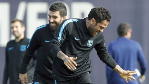 Turán y Dani Alves durante un entrenamiento.