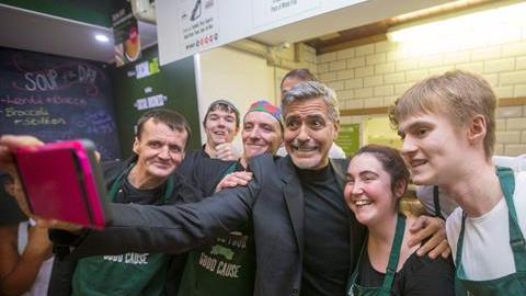 Clooney se encuentra en Escocia para dar una conferencia en los Scottish Business Awards.