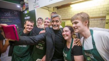 Clooney se encuentra en Escocia para dar una conferencia en los Scottish Business Awards.
