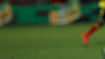 Jackson Martínez (izq.) presentó un esguince de cuello de pie tras el partido ante Chile.