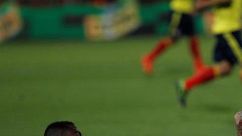 Jackson Martínez (izq.) presentó un esguince de cuello de pie tras el partido ante Chile.
