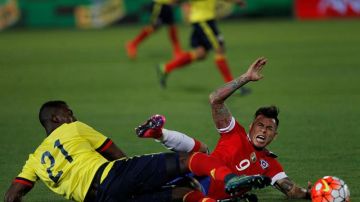 Jackson Martínez (izq.) presentó un esguince de cuello de pie tras el partido ante Chile.