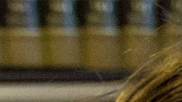 La inmigrante mexicana Olivia Ortiz Chávez sonríe al escuchar información sobre la nueva ley que le permitirá pedir un perdón por haber vivido como indocumentada.