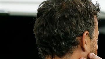 Benitez saludando a Luis Enrique al final del Clásico.