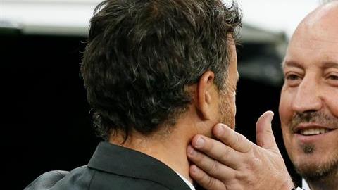Benitez saludando a Luis Enrique al final del Clásico.