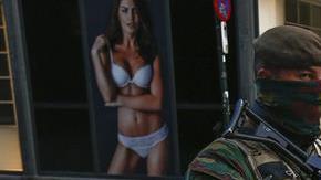 Agentes de fuerzas especiales realizan redadas antiterroristas en Bruselas.