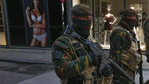 Agentes de fuerzas especiales realizan redadas antiterroristas en Bruselas.