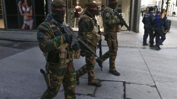 Agentes de fuerzas especiales realizan redadas antiterroristas en Bruselas.