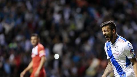 Festejo de Robert Herrera al límite del partido en el Cuauhtémoc.